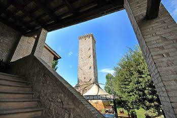 Agriturismo Le Due Torri Torre Quadrano 스펠로 외부 사진