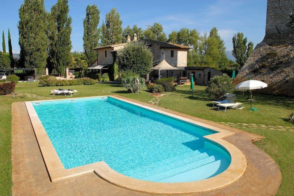 Agriturismo Le Due Torri Torre Quadrano 스펠로 외부 사진